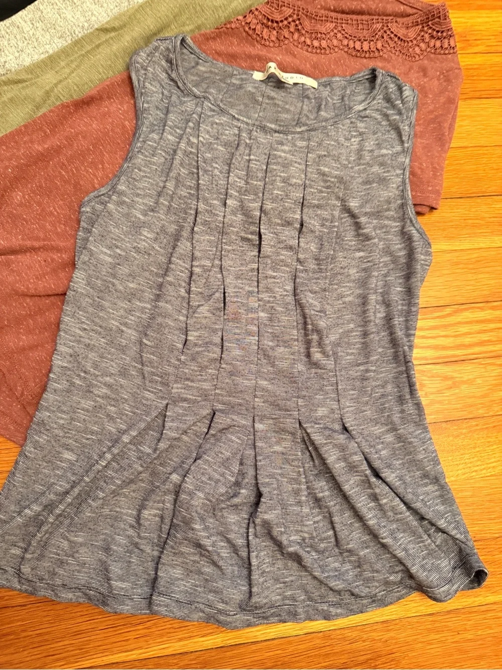 7 Women’s sleeveless and short sleeves basics Tops Bundle S/M